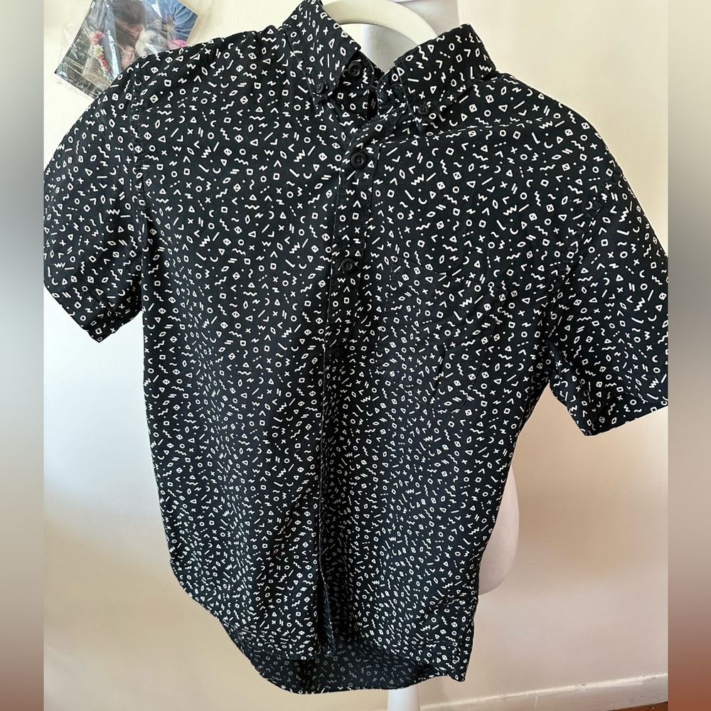 American Eagle black 100% cotton button down short sleeve shirt w white graphics